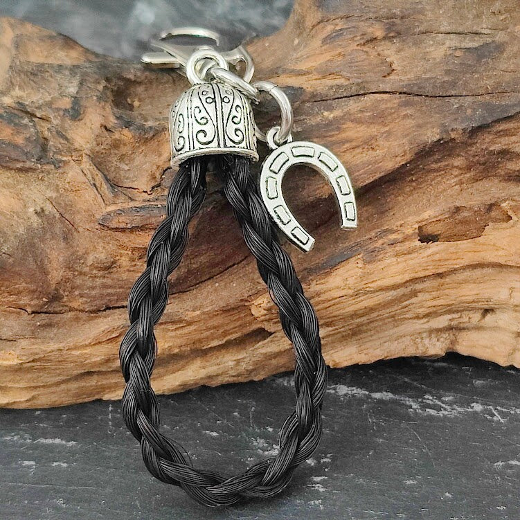 Schlüsselanhänger Pferdehaarschmuck aus den schwarzen Schweifhaaren vom eigenem Pferd oder Pony mit Hufeisencharm
