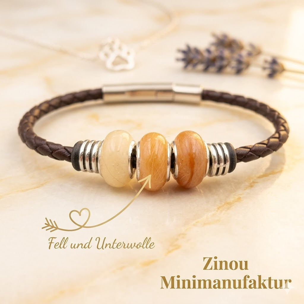 Slick-Armband mit drei beige-gelben Fellperlen aus Fell und Unterwolle auf Marmor – Tierhaarschmuck von Zinou Minimanufaktur