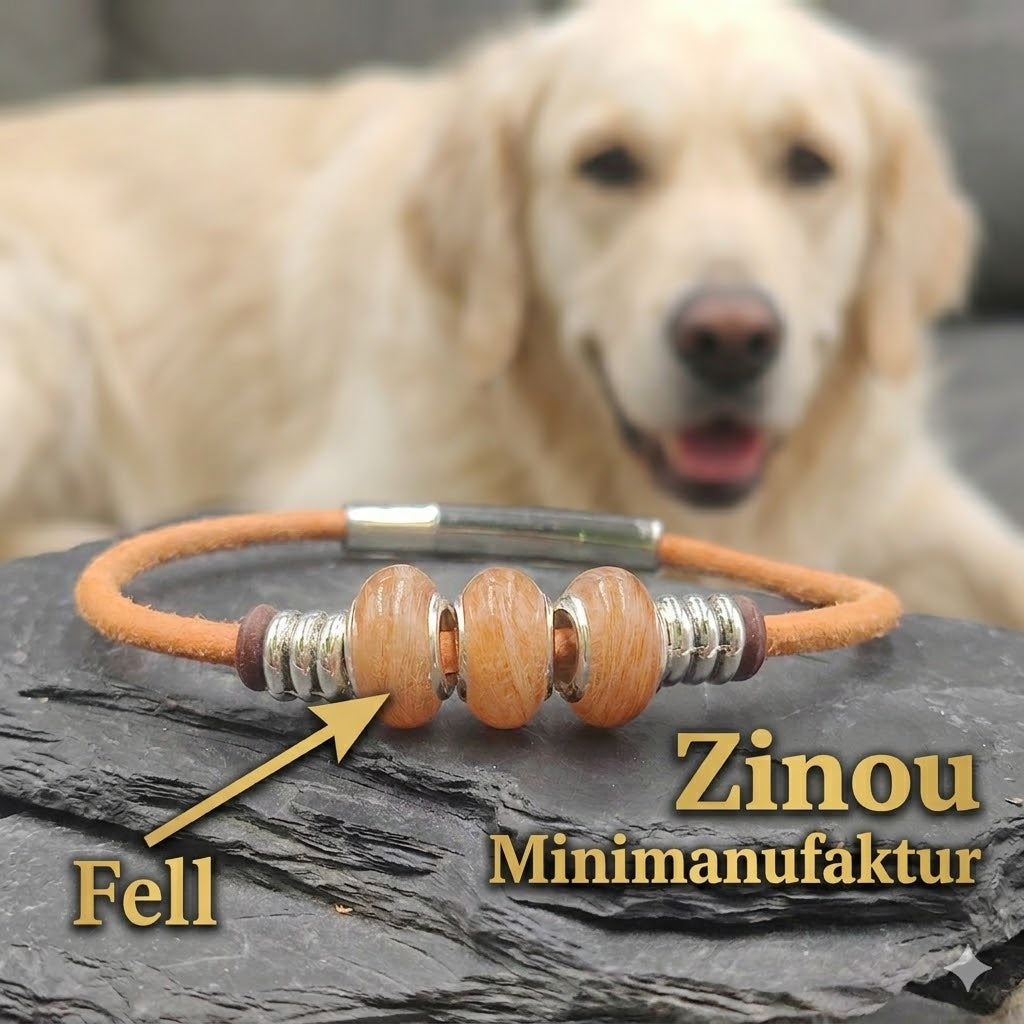Slick-Armband mit drei gold-orangefarbenen Fellperlen auf Schieferstein, Golden Retriever im Hintergrund – Tierhaarschmuck von Zinou Minimanufaktur
