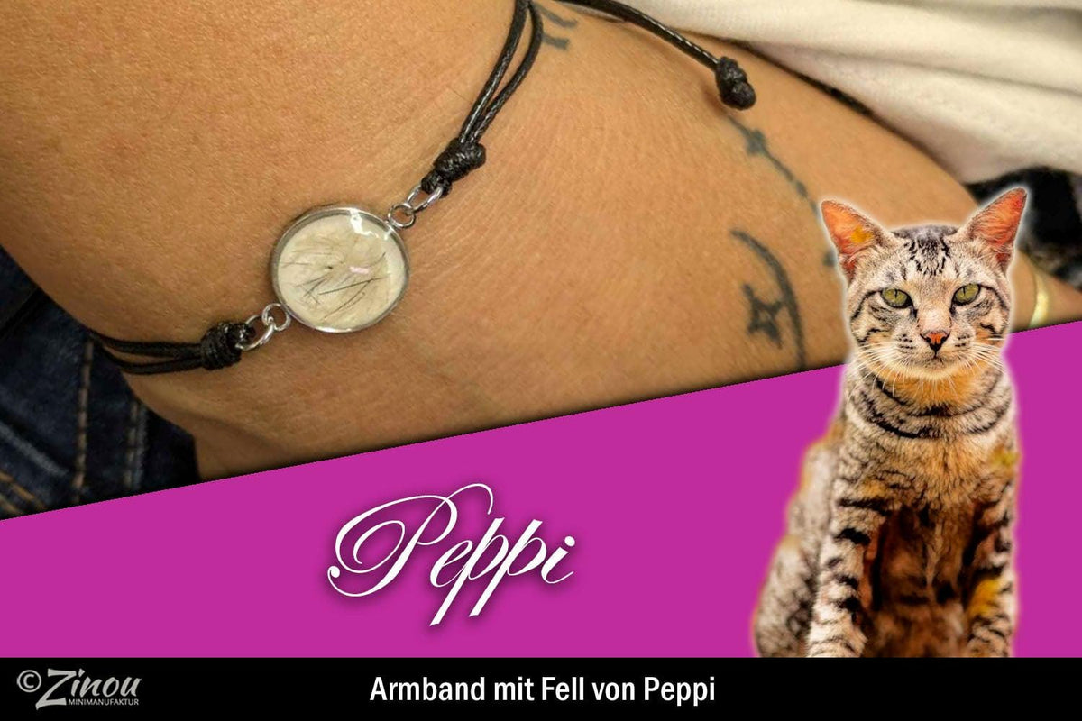 Soulmate-Armband mit Fell-Perle am Arm getragen, neben Portrait von Katze Peppi – Tierhaarschmuck von Zinou Minimanufaktur