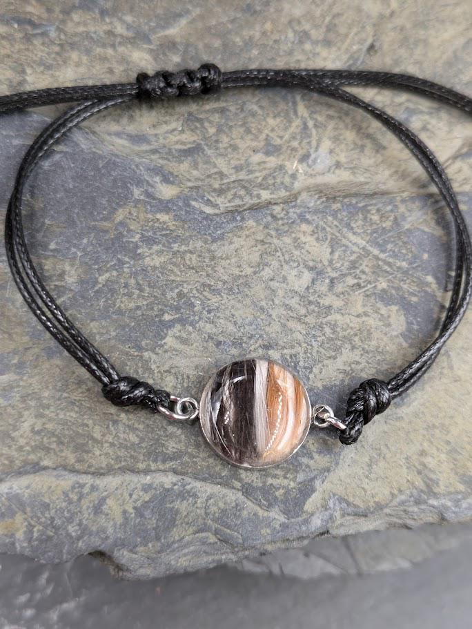 Soulmate-Armband mit mehrfarbiger Fell-Perle in braun-beige auf schwarzer Kordel, auf Schieferstein – Tierhaarschmuck von Zinou Minimanufaktu