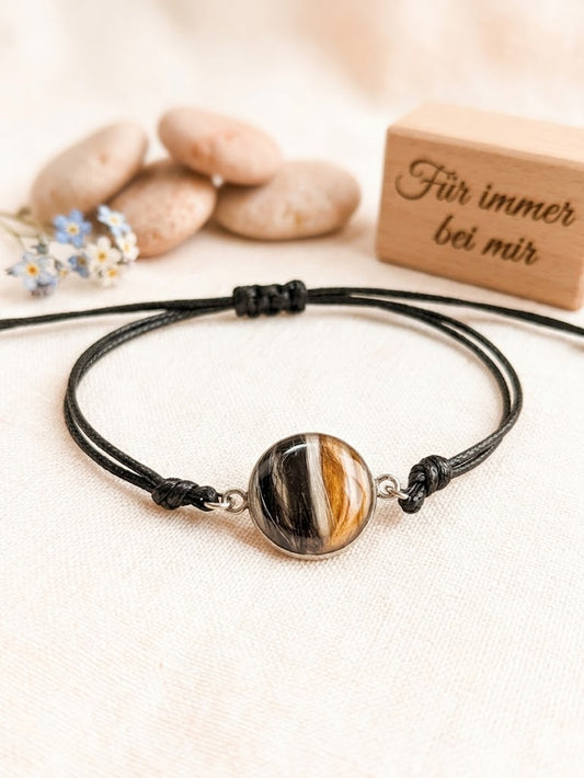 Soulmate-Armband mit runder Fell-Perle an schwarzer Kordel, Vergissmeinnicht-Blüten und Holzschild „Für immer bei mir" – Tierhaarschmuck von Zinou Minimanufaktu