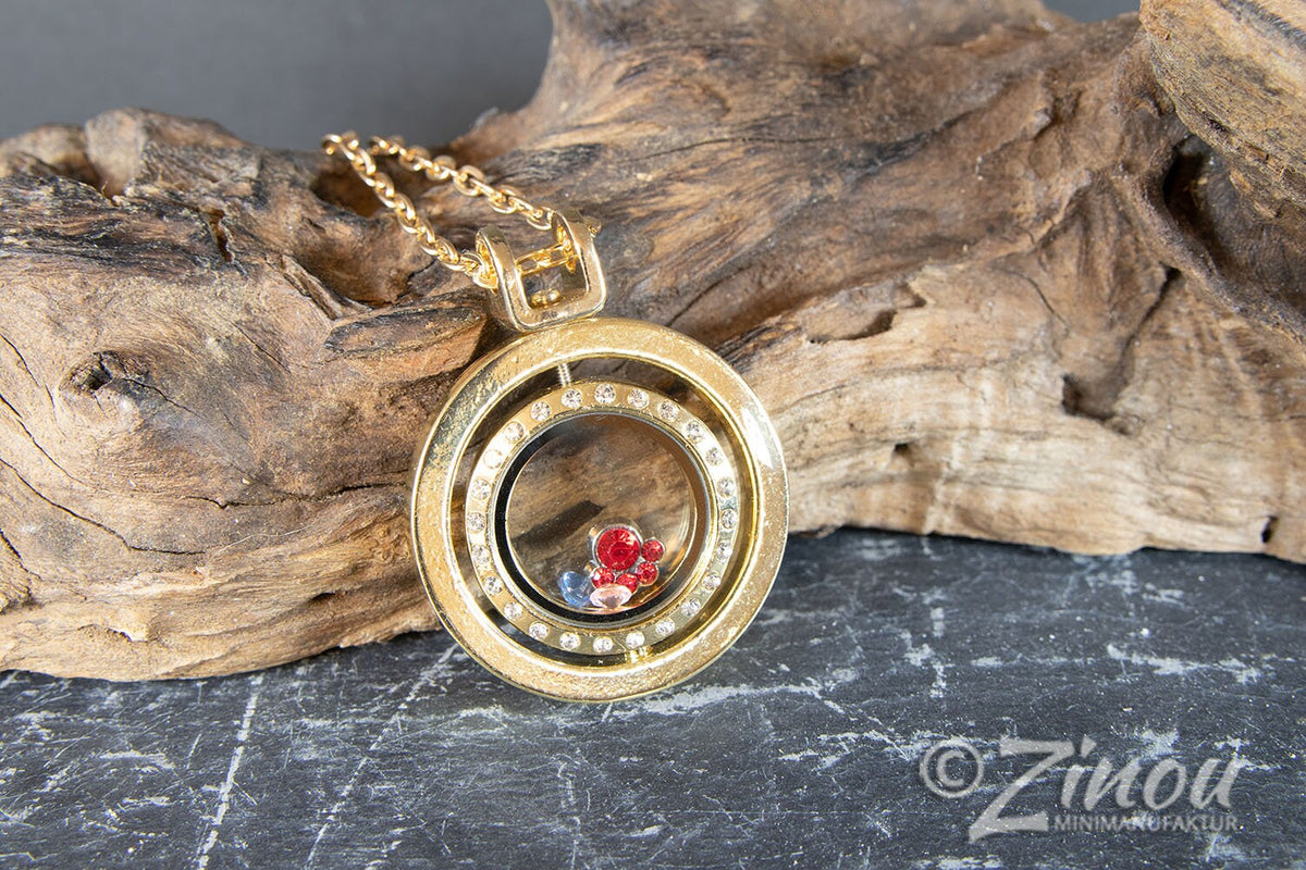 Statement Kette mit goldenem Medaillon und roten Floating Charms auf Treibholz und Schieferstein – Zinou Minimanufaktur