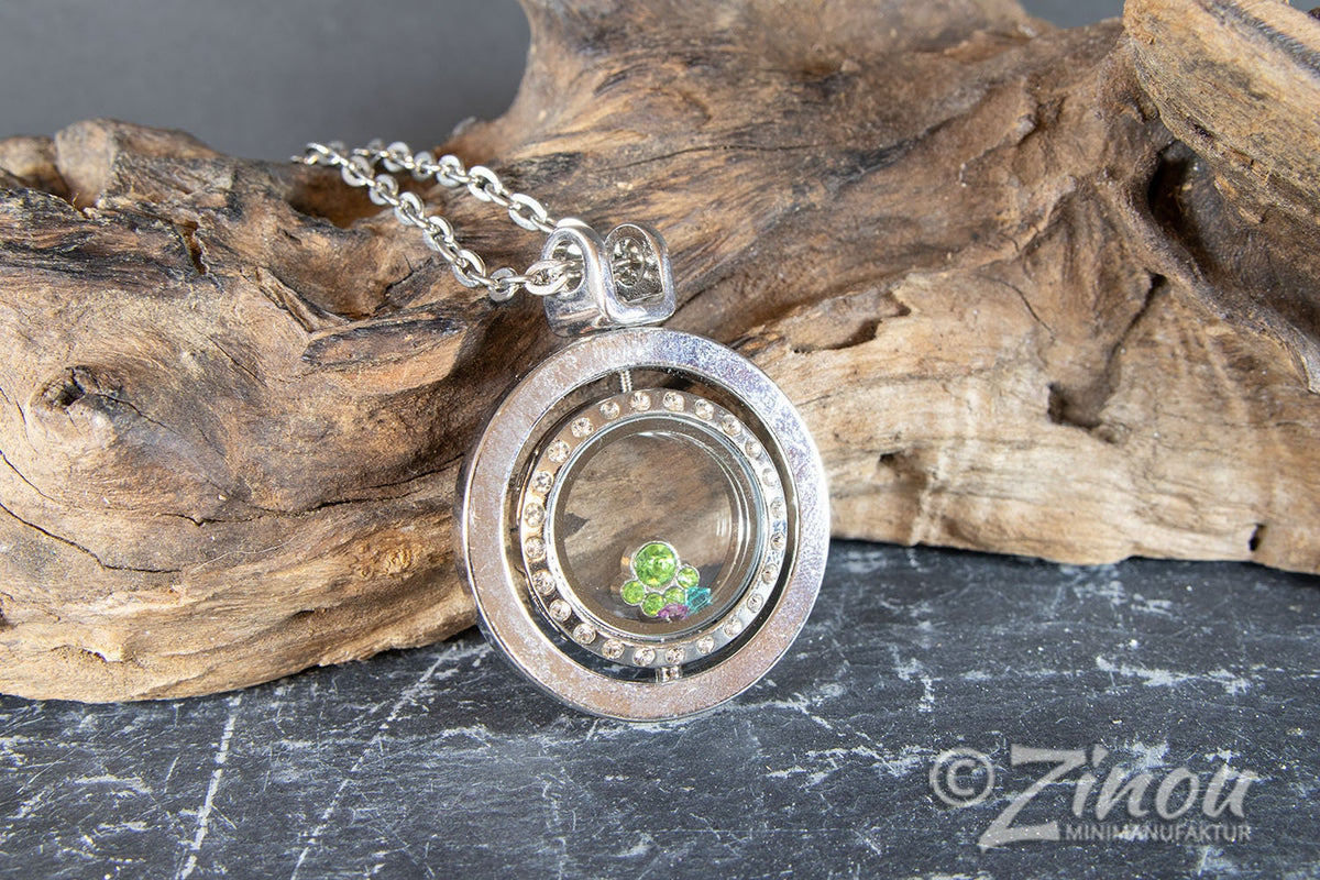 Statement Kette mit silbernem Medaillon und grünen Floating Charms auf Treibholz und Schieferstein – Zinou Minimanufaktur