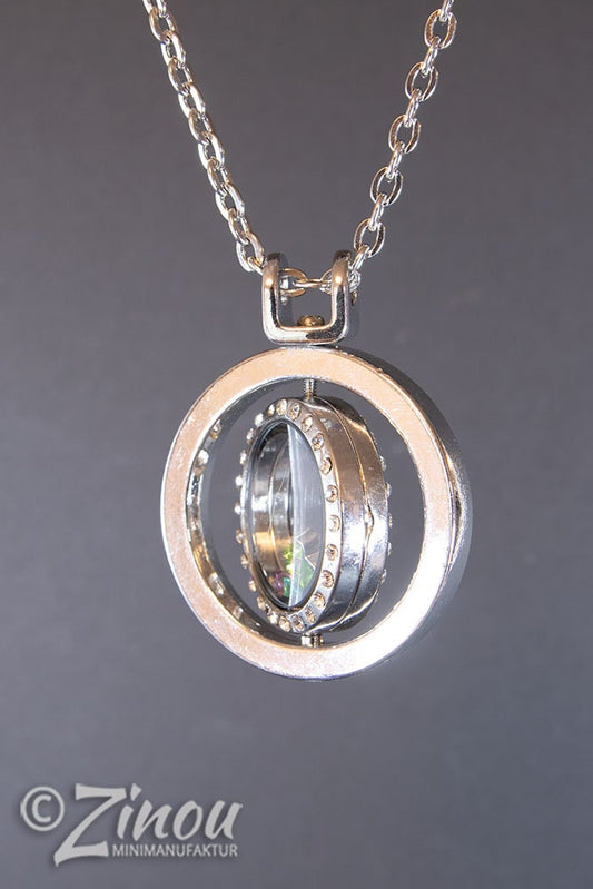 Statement Kette mit rundem silbernem Medaillon und Strass-Ring, Seitenansicht auf grauem Hintergrund – Zinou Minimanufaktur
