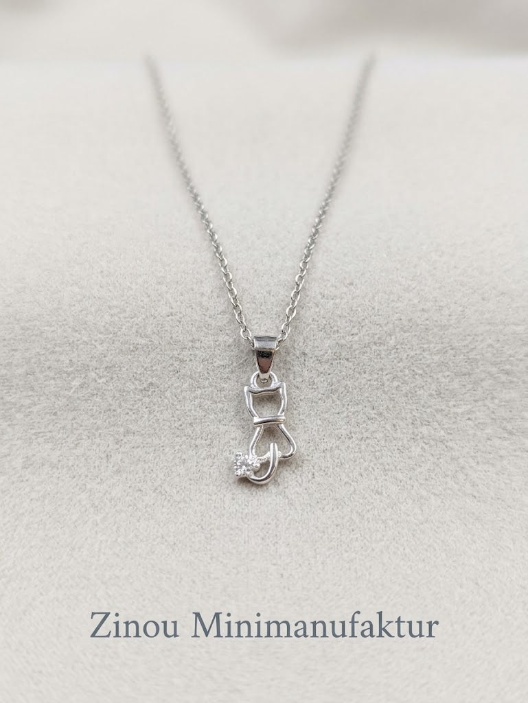 Filigrane 925 Sterling Silber Kette mit Katzen-Anhänger und Cubic Zirkonia auf hellem Schmuckdisplay, Zinou Minimanufaktur
