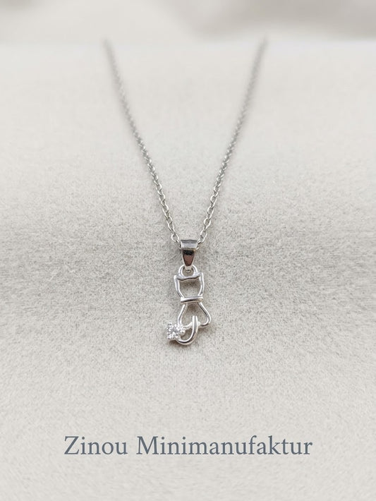 Filigrane 925 Sterling Silber Kette mit Katzen-Anhänger und Cubic Zirkonia auf hellem Schmuckdisplay, Zinou Minimanufaktur