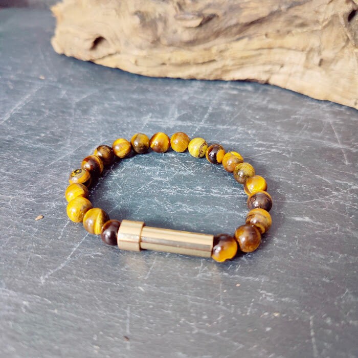 Tigerauge-Armband mit goldenem Miniurnen-Zylinder auf Schieferstein, Draufsicht – Gedenkschmuck DIY von Zinou Minimanufaktur