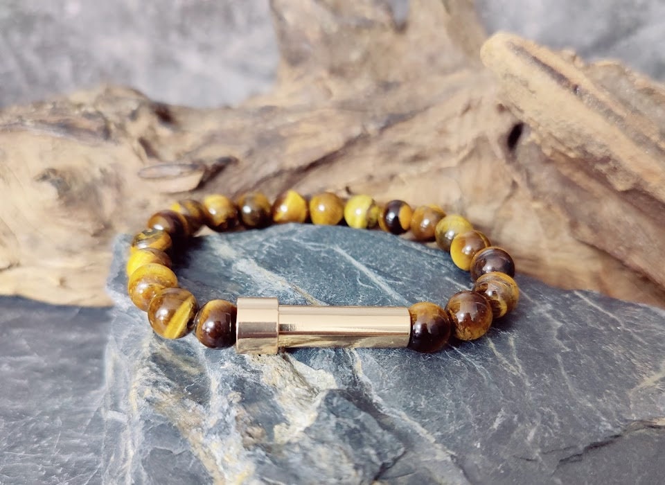 Tigerauge-Armband mit goldenem Miniurnen-Zylinder auf Schieferstein mit Treibholz – Gedenkschmuck DIY von Zinou Minimanufaktur