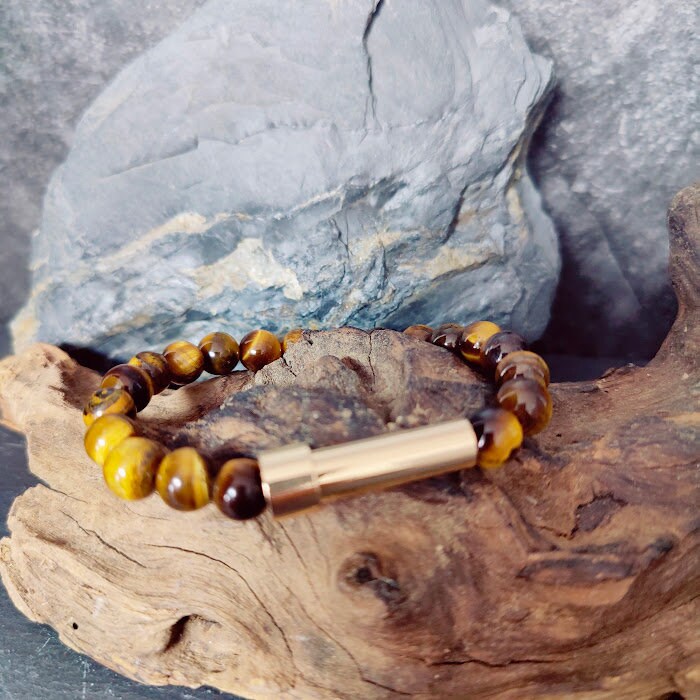 Tigerauge-Armband mit goldenem Miniurnen-Zylinder auf Treibholz – Gedenkschmuck DIY von Zinou Minimanufaktur