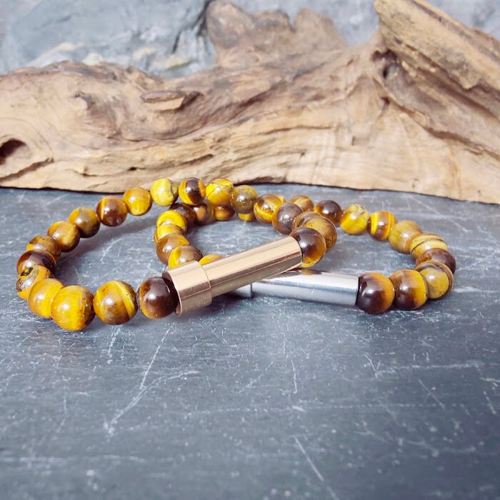 Zwei Tigerauge-Armbänder mit silbernem und goldenem Miniurnen-Zylinder auf Schieferstein, Treibholz – Gedenkschmuck von Zinou Minimanufaktur
