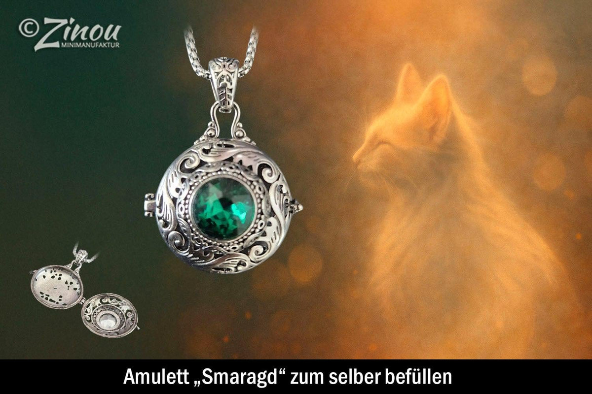 Silbernes Amulett „Smaragd" mit grünem Stein und Ornamentmuster, aufgeklappt zum Selbstbefüllen, mit Katzensilhouette im Hintergrund – Gedenkschmuck von Zinou Minimanufaktur