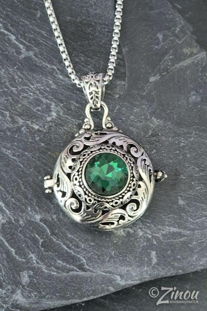 Silbernes Amulett „Smaragd" mit grünem Stein und Ornamentmuster geschlossen auf Schieferstein – Urnenschmuck von Zinou Minimanufaktur
