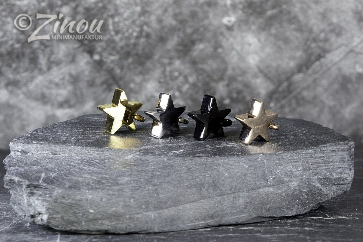 Alle vier Farbvarianten des Stern-Anhängers Urnenschmuck: gold, silber, schwarz und roségold auf Schieferstein – Zinou Minimanufaktur