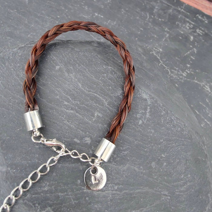 Pferdehaararmband mit Buchstabe Charm