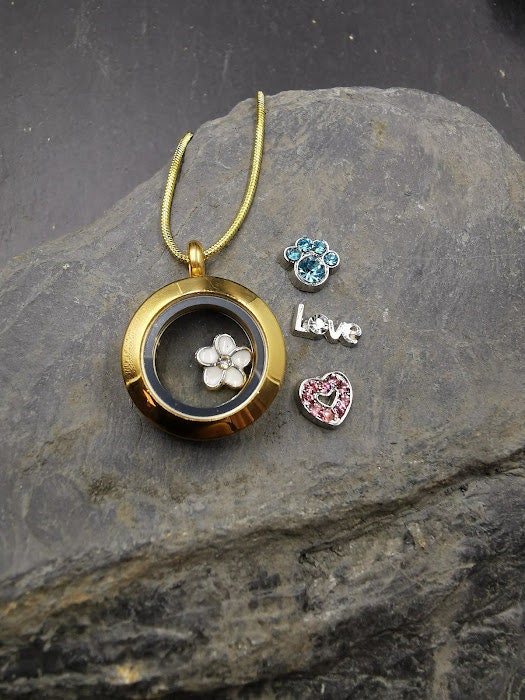 Goldenes Amulett Luna mit 4 funkelnden Kristall-Floating-Charms an Goldkette auf Schieferstein mit Love Charm – Gedenkschmuck von Zinou Minimanufaktur