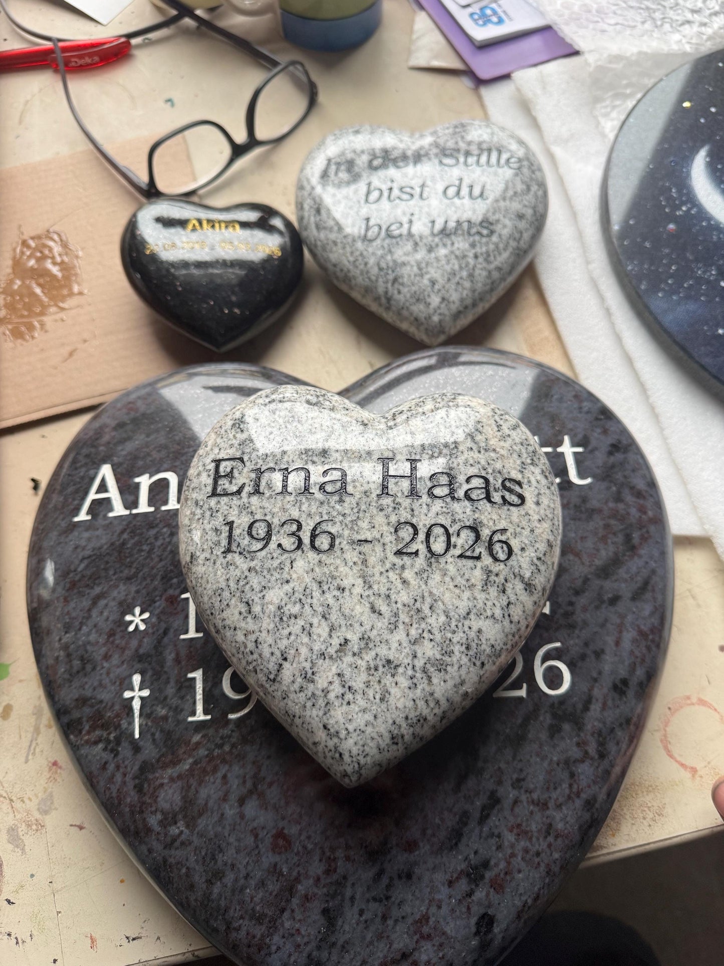 Tiergedenkstein Herz aus Granit/ Wiskont- Weiß- personalisiert | Grabschmuck | Grabstein mit Gravur | Handgefertigt | Erinnerung Tiergrab