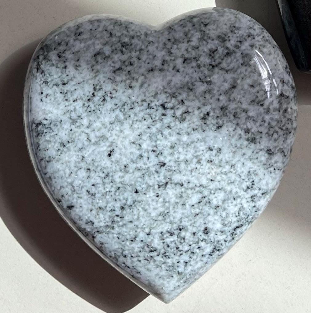 Tiergedenkstein Herz aus Granit/ Wiskont- Weiß- personalisiert | Grabschmuck | Grabstein mit Gravur | Handgefertigt | Erinnerung Tiergrab